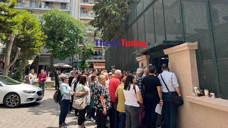 Ουρές στο τουρκικό προξενείο στη Θεσσαλονίκη – Οι κάτοικοι εξωτερικού ψηφίζουν για το δεύτερο γύρο των εκλογών